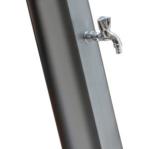 Detailaufnahme: Schwarze Gre PVC-Solardusche (35 l) mit Armatur. Ideal für den Garten.