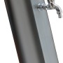 Detailaufnahme: Schwarze Gre PVC-Solardusche (35 l) mit Armatur. Ideal für den Garten.
