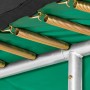 Detailaufnahme: Federn und Rahmen des grünen Salta Trampolin Combo 396 x 244 cm.
