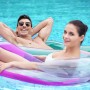 Zwei Personen entspannen auf der Bestway Aqua-Lounge Wasserhängematte im Pool.