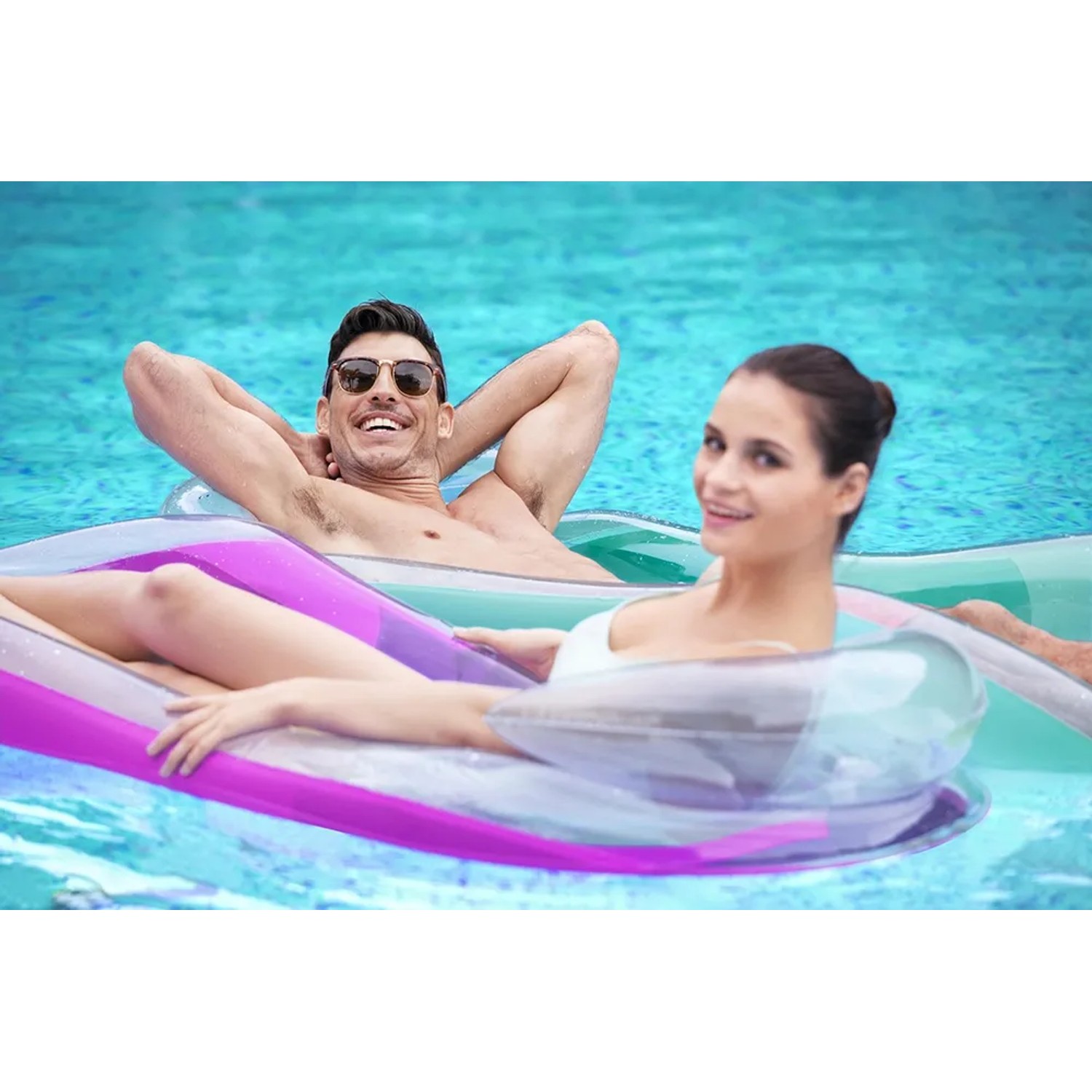 Zwei Personen entspannen auf der Bestway Aqua-Lounge Wasserhängematte im Pool.