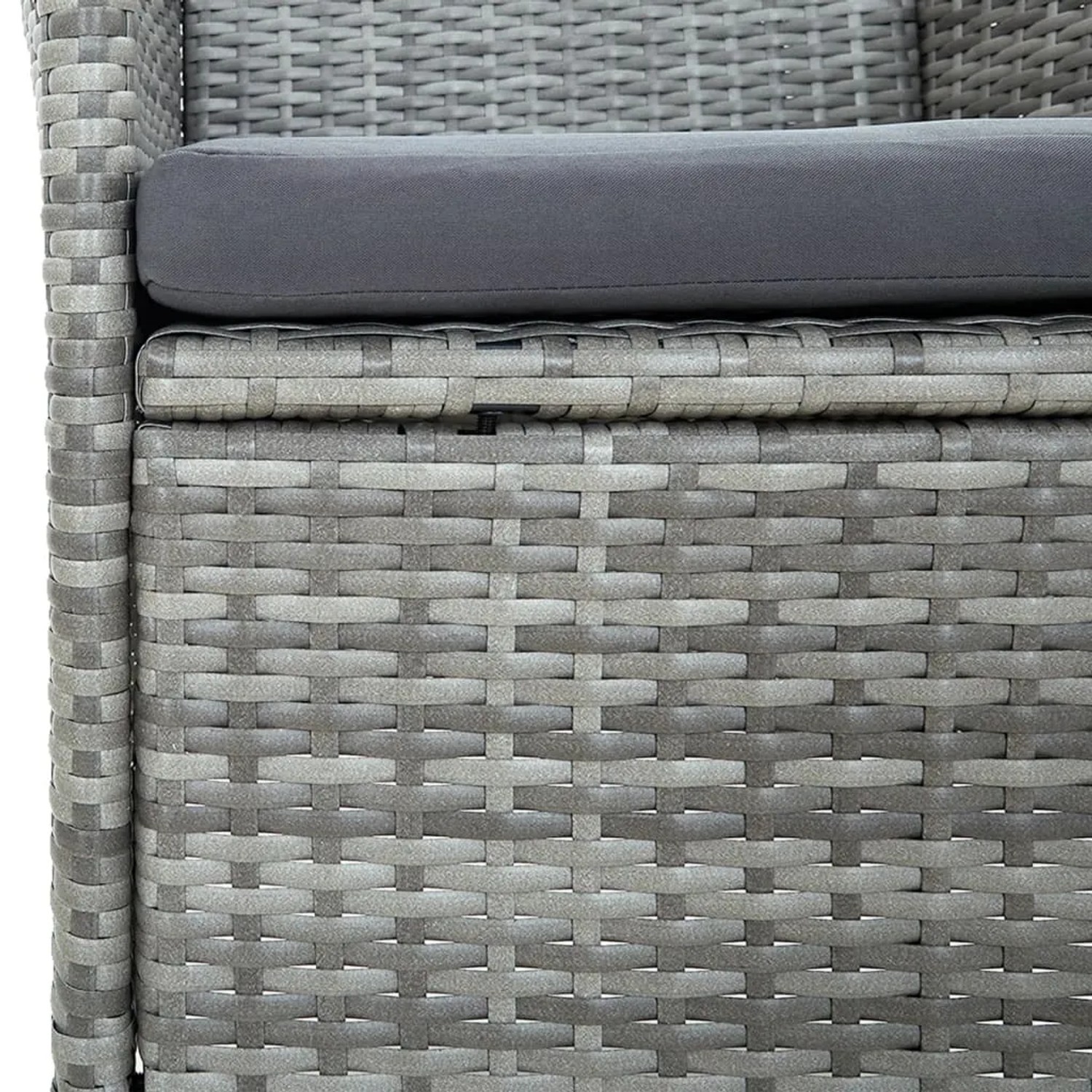 Detailaufnahme: Grauer Gartenstuhl aus Rattan mit Kissen, Teil der vidaXL Essgruppe.