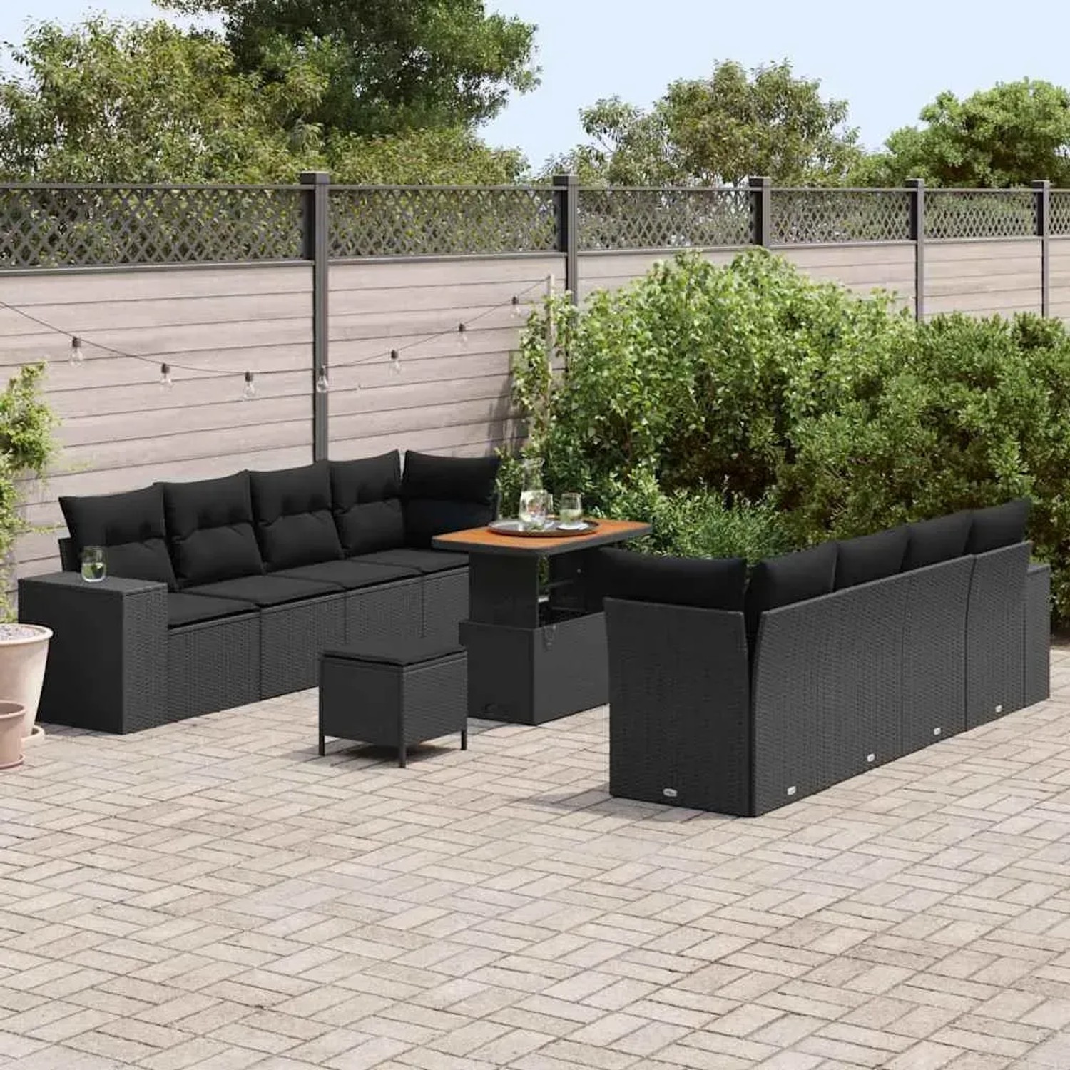 Schwarzes 11-teiliges vidaXL Garten-Sofa-Set aus Poly Rattan mit Tisch und Hockern.