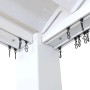 Weiße MCW Seitenwand für Pergola J32 3x4m mit Aufhängung an Schiene.