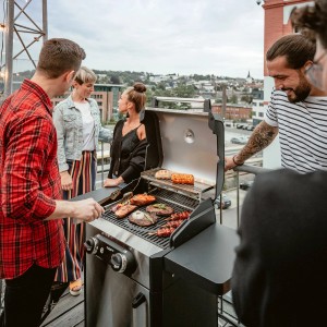 Enders Elektrogrill eFlow Pro 2 Turbo beim Grillen mit Freunden auf dem Balkon.
