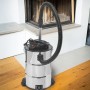 Aschesauger AS-20/1200 A aus Edelstahl vor Kamin, mit Schlauch und Rollen.