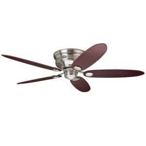 Flacher Hunter Deckenventilator Low Profile III, Chrom gebürstet, mit braunen Flügeln und Zugschalter.