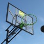 EXIT Galaxy Basketballkorb in Grün/Schwarz mit Ball vor blauem Himmel.