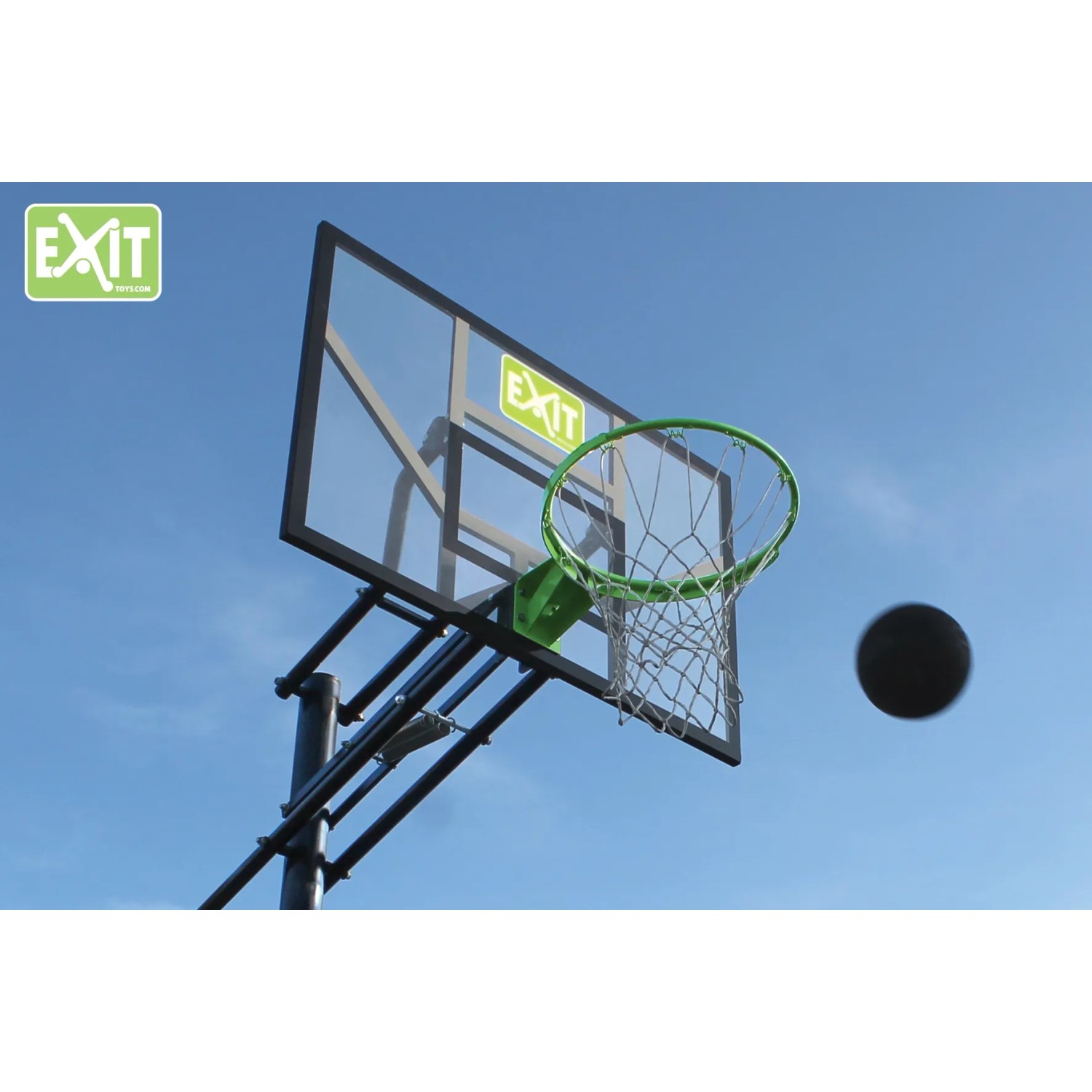 EXIT Galaxy Basketballkorb in Grün/Schwarz mit Ball vor blauem Himmel.