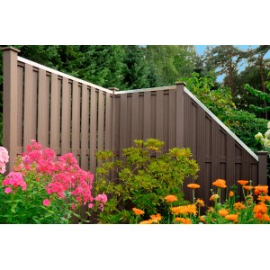 Brauner WPC-Sichtschutzzaun Shanghai (180x180 cm) von T & J im Garten.