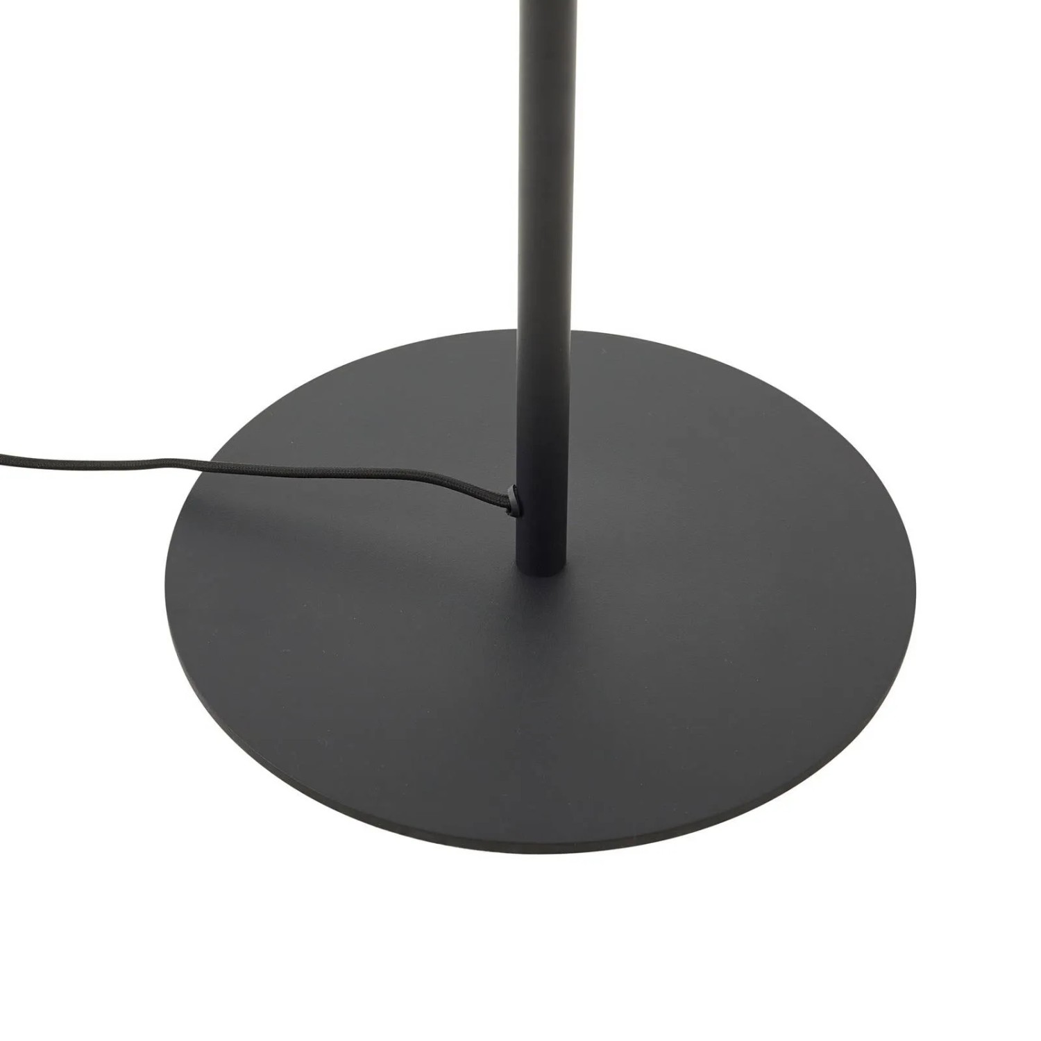 Detailaufnahme: Schwarzer Fuß der Lindby Stehlampe Lelia aus Alu und Glas.
