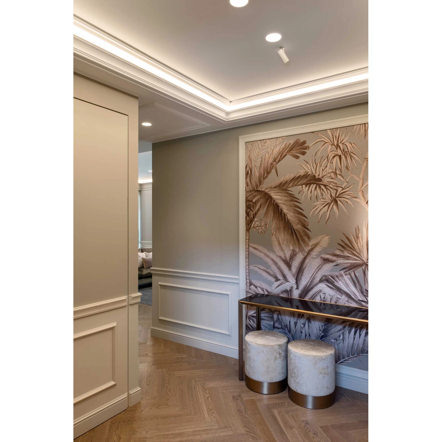 Stilvolle Türumrandung mit NOEL & MARQUET Wandleisten WALLSTYL, 20er Set, weiß, für ein klassisches Interieur.