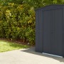 Globel Metall-Gerätehaus Gartenmanager Dream 65 in Anthrazit. Gerätehaus mit Doppeltür vor grüner Hecke.