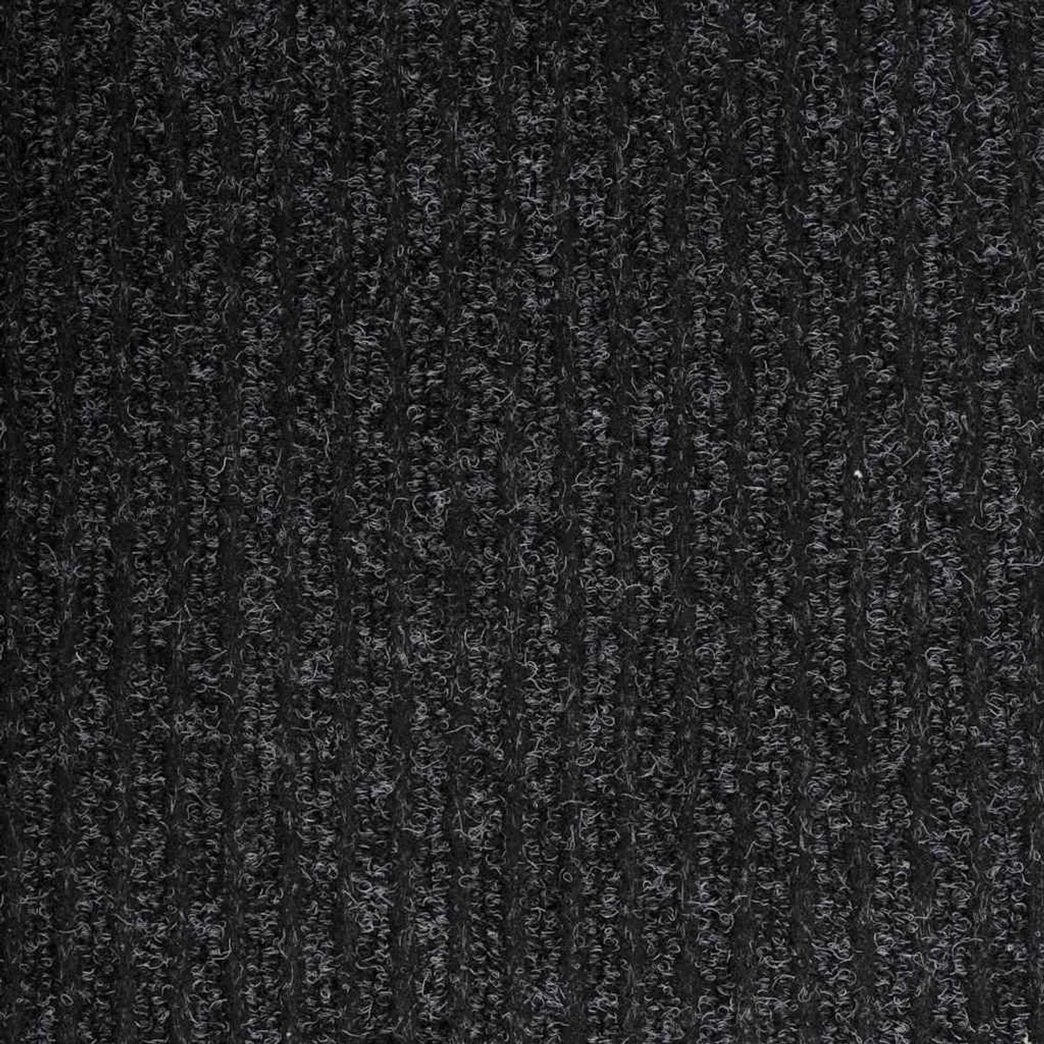 Nahaufnahme eines anthrazitfarbenen Teppichläufers aus Stoff. Zeigt die gerippte, weiche Textur des robusten und modernen Läufers.