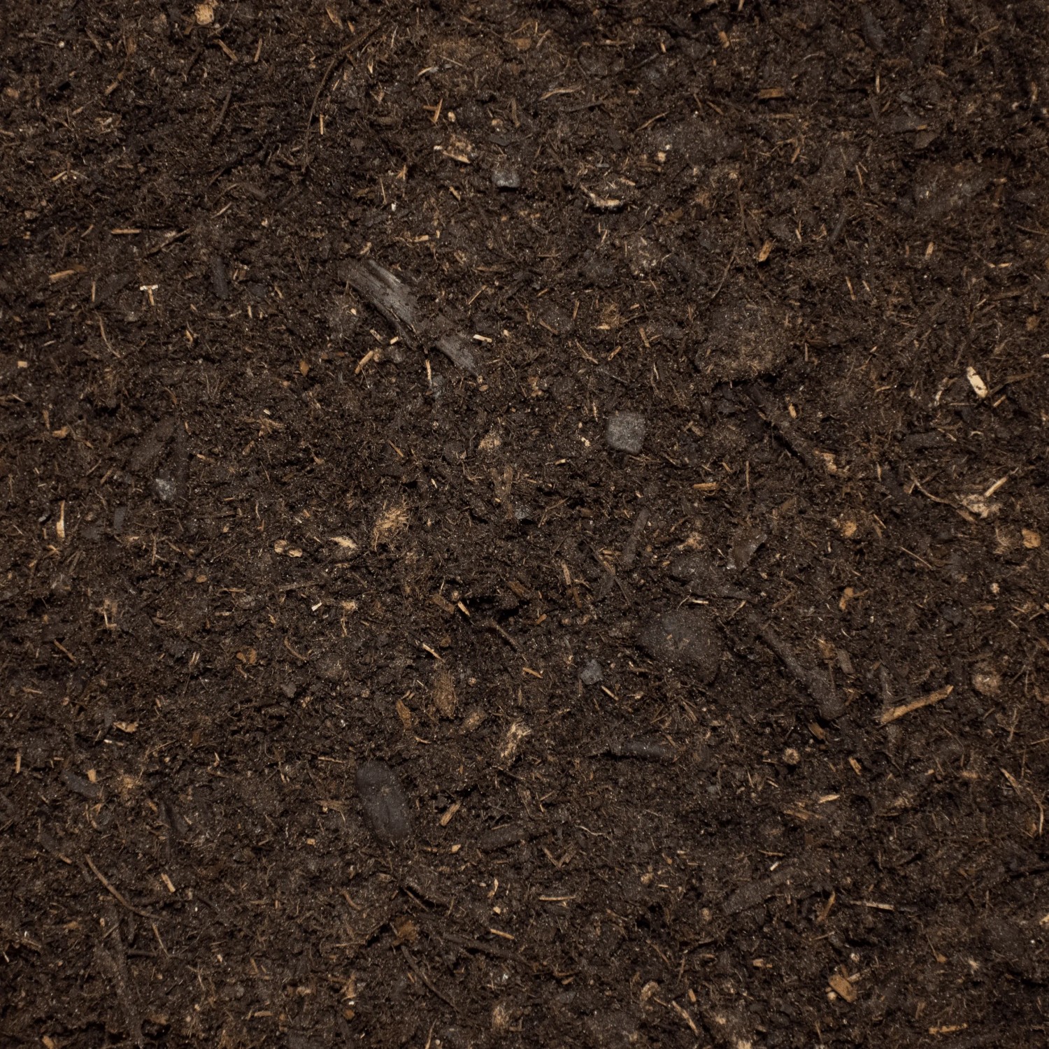 Dunkelbraune, lockere Galamio Blumenerde, torffrei, mit sichtbaren Holzfasern und Rindenhumus für gesunde Pflanzen.