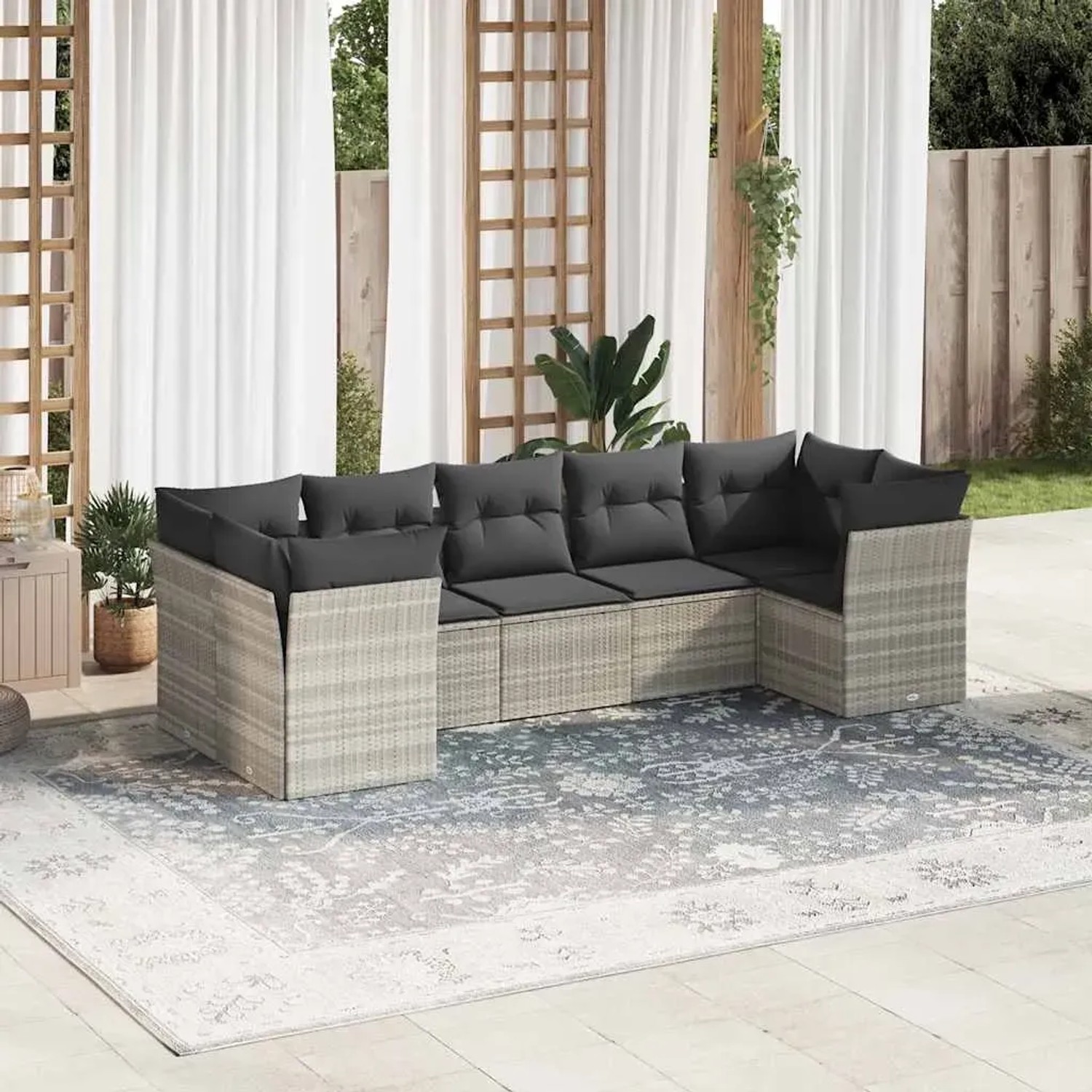 Hellgraue 7-tlg. Garten-Sofagarnitur aus Poly Rattan mit dunklen Kissen.