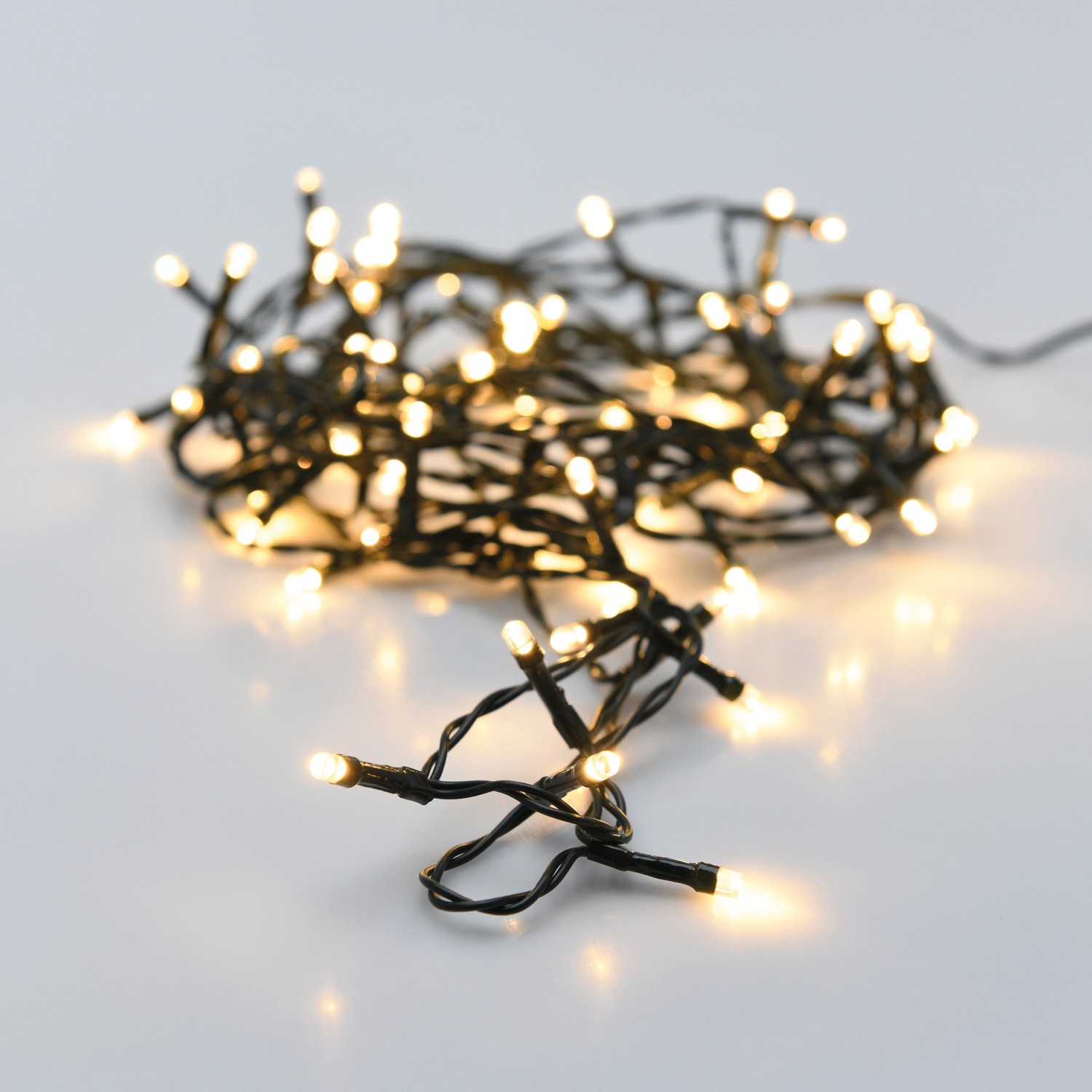 LED-Lichterkette mit 240 warmweißen LEDs und schwarzem Kabel, geeignet für den Außenbereich.