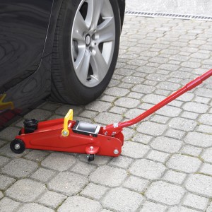 Roter Cartrend Hydraulik-Rangierwagenheber (2 t) unter einem Auto. Werkzeug für Wartung und Reparatur.