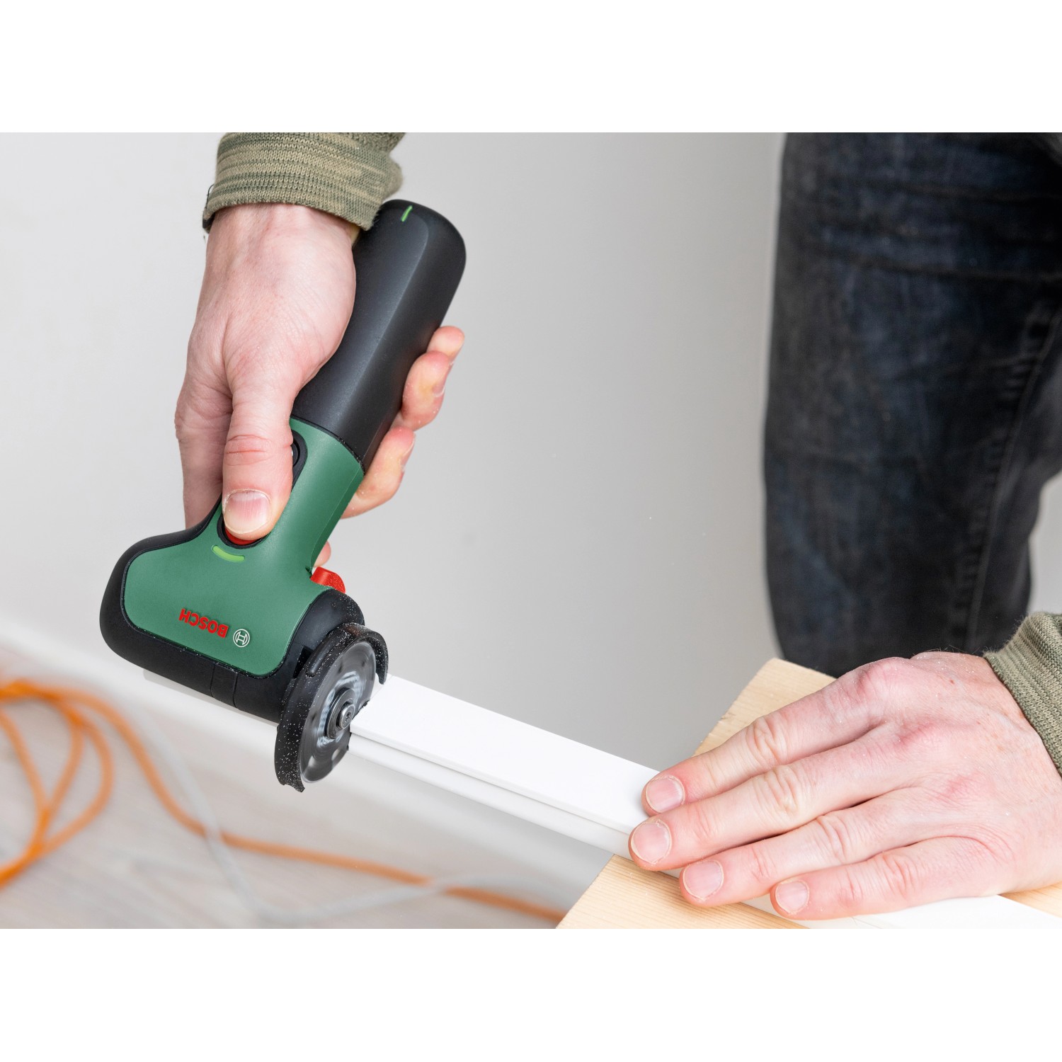 Bosch Carbide Multi Wheel Trennscheibe im Einsatz beim Schneiden eines Werkstücks.