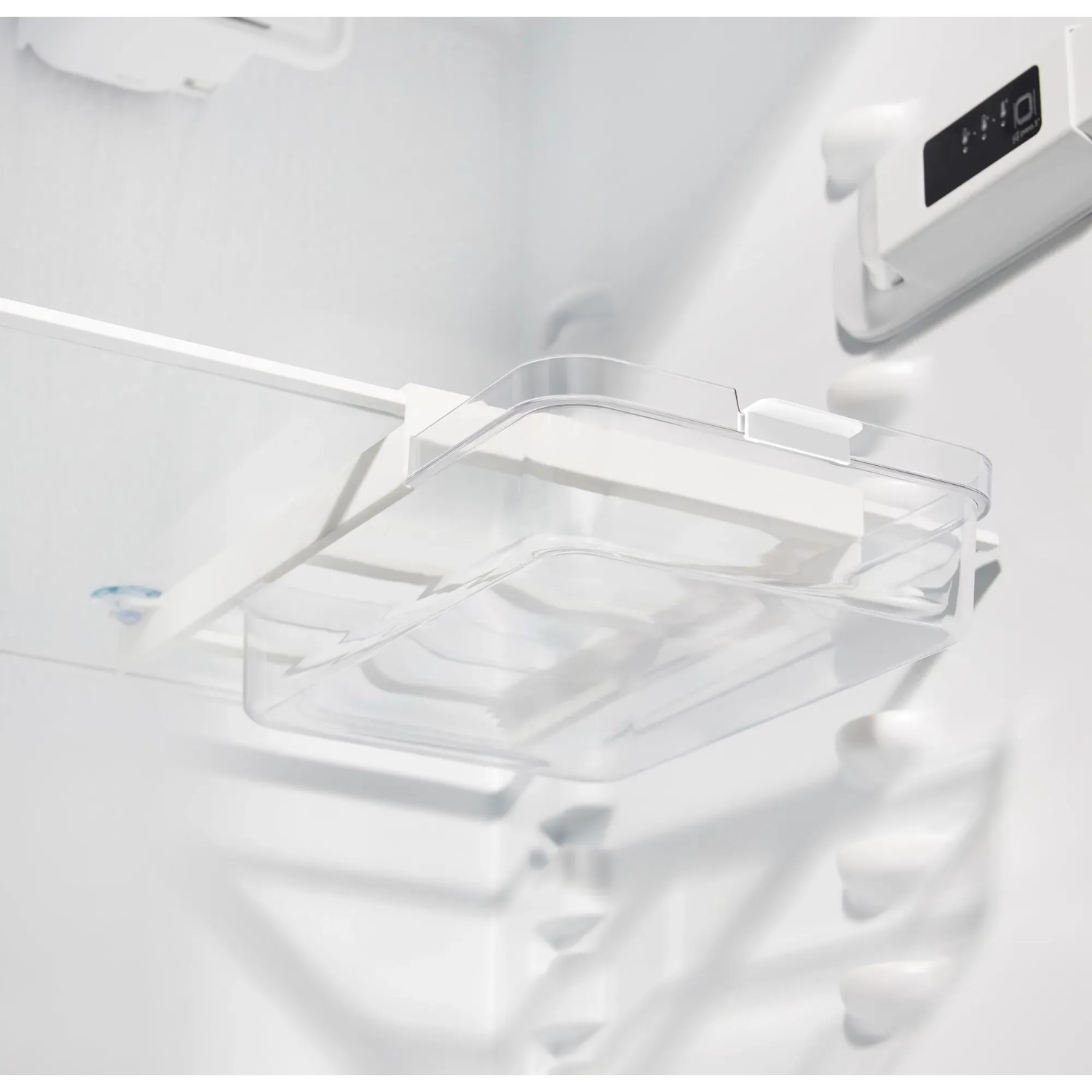 Transparenter Rotho Kühlschrankorganizer Cauma (2,6 l) im Kühlschrank.