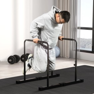 Schwarze, höhenverstellbare SPORTNOW Dip Barren aus Stahl, 2er Set, für Fitness-Training auf Matte.