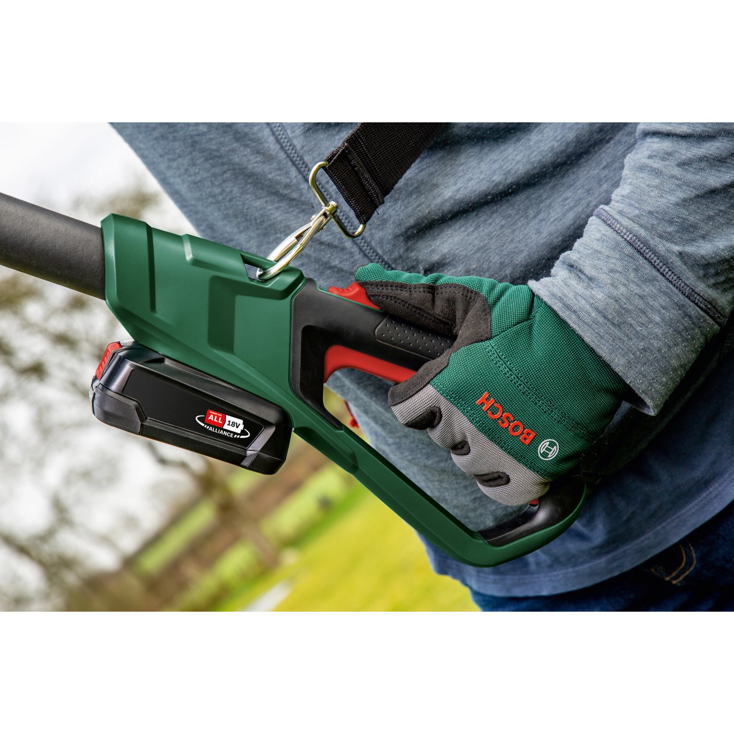 Bosch Akku-Teleskop-Kettensäge UniversalChainPole 18 mit Akku im Einsatz.