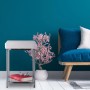 Quadratischer Relaxdays Polsterhocker in Weiß mit Chromgestell und Ablage für Wohnzimmer oder Bad.