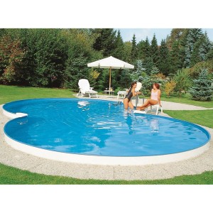 Summer Fun Stahlwandpool Set CALIFORNIA Achtform, teilweise im Garten eingebaut mit Badegästen.