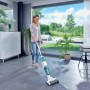 Frau nutzt Leifheit Akku-Saugwischer Regulus Aqua PowerVac zur Bodenreinigung.