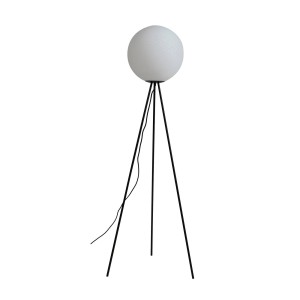 Moderne Lucande Stehlampe Kestralia in Weiß mit Glas-Kugelschirm und schwarzem Dreibein-Gestell.