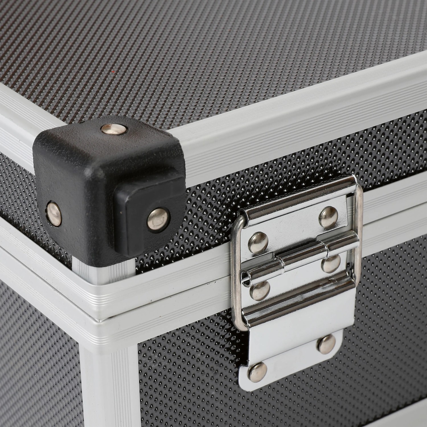 Detailaufnahme: LUX Werkzeugkoffer AKG Set, 3-teilig, mit Alurahmen und Schnappverschluss.