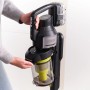 Ryobi Akku-Staubsauger RASV18BL-0 mit Wandstation. Bodenstaubsauger mit Akku im Einsatz.