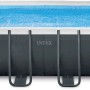 Rechteckiger Intex Frame Pool Ultra Quadra XTR mit Stahlrahmen und blauem Wasser.