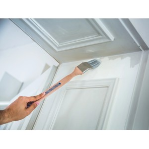 LUX Eckenpinsel 50 mm beim Lackieren einer Tür. Pinsel mit Holzgriff und Kunstborsten.