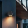 Anthrazitfarbener LED-Außenstrahler BENI für die Wandmontage, Licht scheint nach unten.