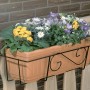 Anthrazitfarbener Balkonkasten-Korb (55 cm) mit Blumen, montiert an einem Holzbalkon.