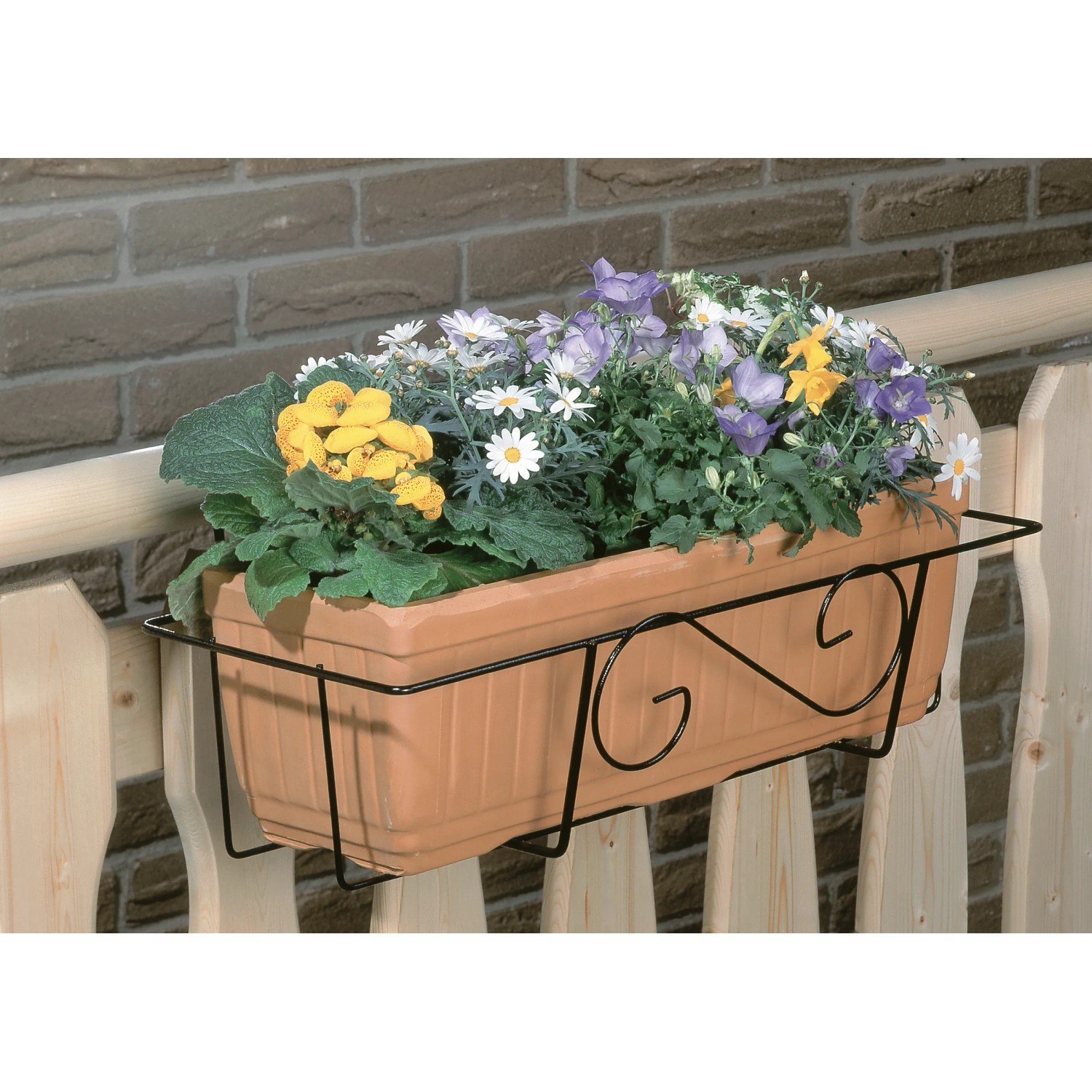 Anthrazitfarbener Balkonkasten-Korb (55 cm) mit Blumen, montiert an einem Holzbalkon.