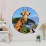 Runde, schwarze Magnettafel mit Giraffen-Motiv als Wanddekoration.