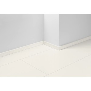 Parador Sockelleiste SL 3 D023 Eiche, 40x16x2200 mm, montiert an einer Wand.