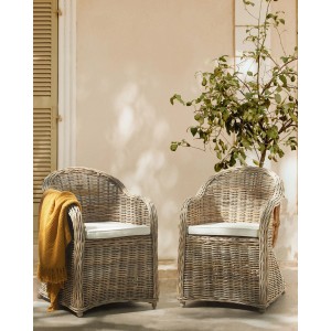 Zwei beige Beliani Sessel aus Rattan mit Kissen, geeignet für Garten oder Terrasse.