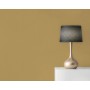 Tadessi Vliestapete Uni in Gelb an einer Wand, mit moderner Lampe auf weißem Tisch. Dekorative Tapete.