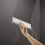 Keuco Duschabzieher Weiß mit Silikonlippe und Wandhalterung im Einsatz an einer Duschwand.