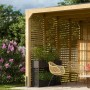 Karibu Lamellenwand am Fyrkant Pavillon mit Gartenmöbeln und Pflanzen.