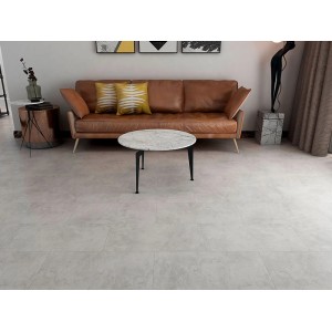 Heller Klebe-Vinylboden XL in Beton-Optik, verlegt in einem modernen Wohnzimmer mit Sofa.