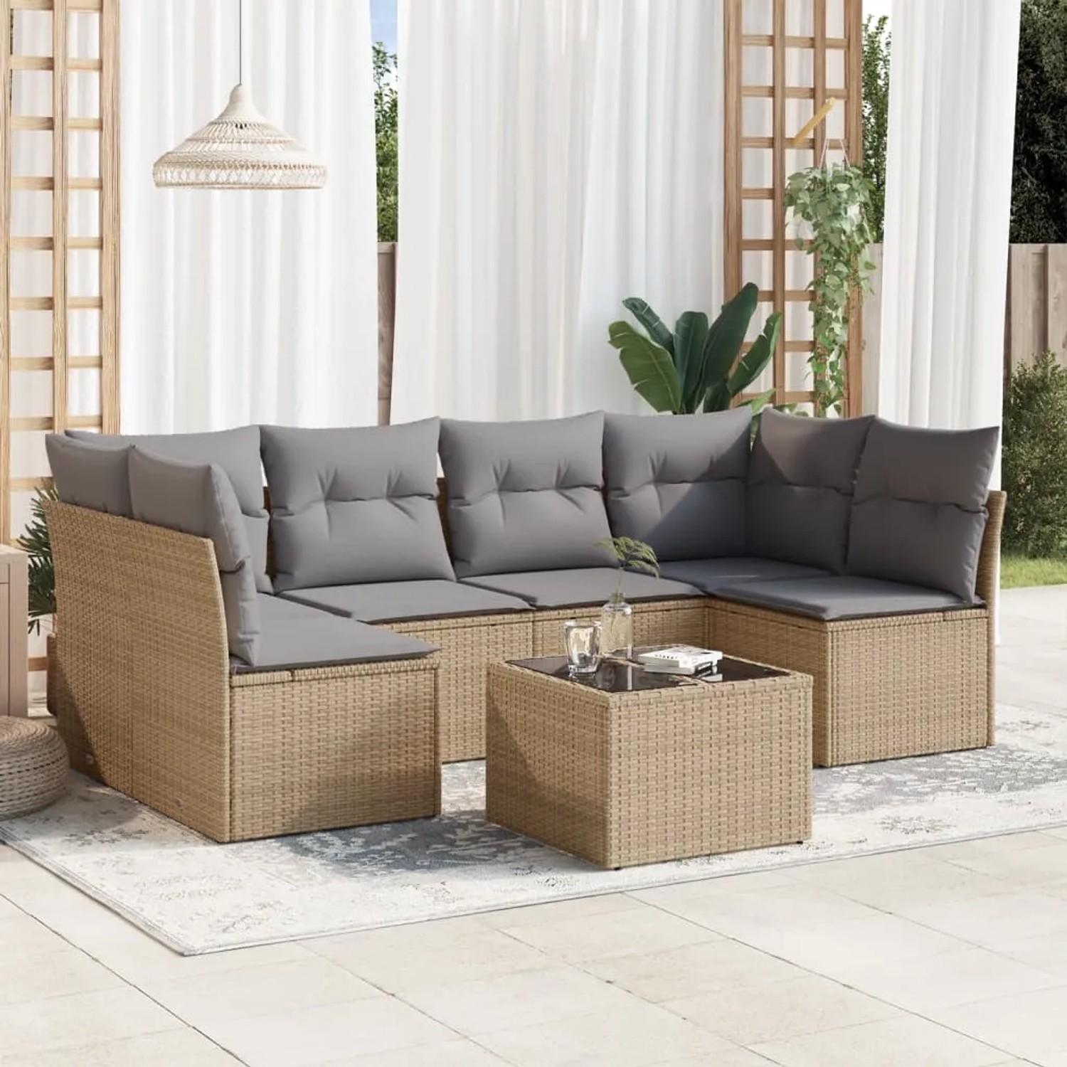 Beige 7-tlg. Garten-Sofagarnitur aus Rattan mit grauen Kissen und Tisch.