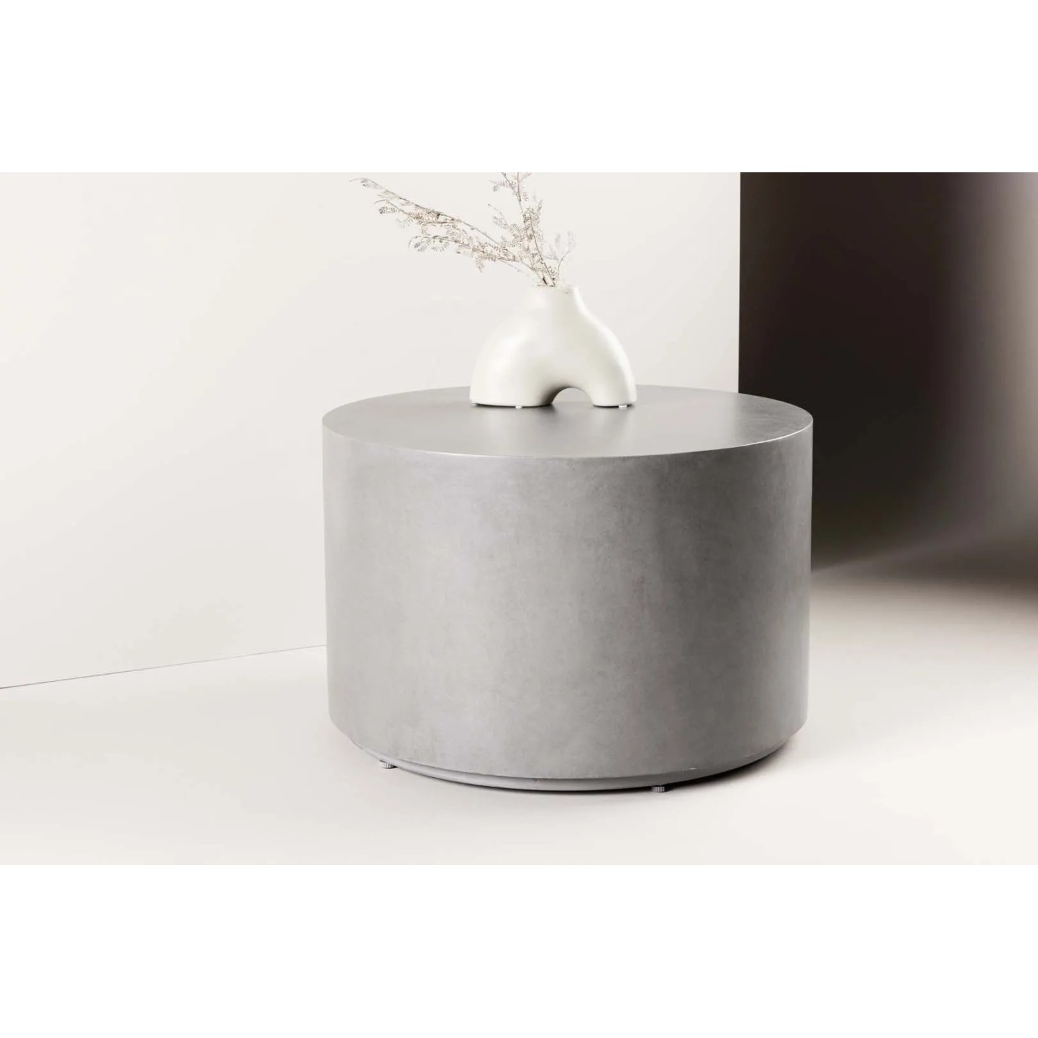 Grauer ebuy24 Lissabon Gartentisch Beistelltisch Ø60 mit Deko-Vase.