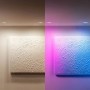 Philips Smart GU10 Einbauspot: warmweißes und farbiges RGB Licht, dimmbar, beleuchtet Wand mit Kunstwerk.
