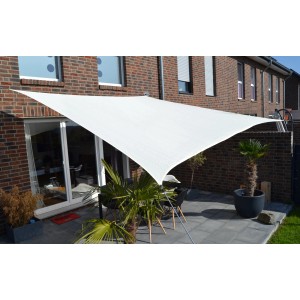 Cremeweißes Floracord Vierecksonnensegel HDPE, 360x360 cm, über einer Terrasse mit Gartenmöbeln.