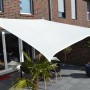 Cremeweißes Floracord Vierecksonnensegel HDPE, 360x360 cm, über einer Terrasse mit Gartenmöbeln.