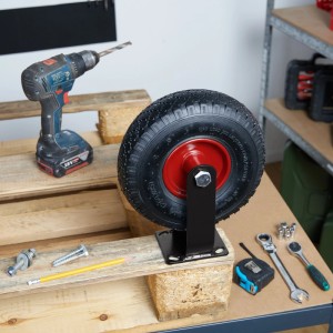 Set aus Bock- und Lenkrolle (26cm) mit Werkzeug auf Holzpalette. Ideal für Transportwagen.